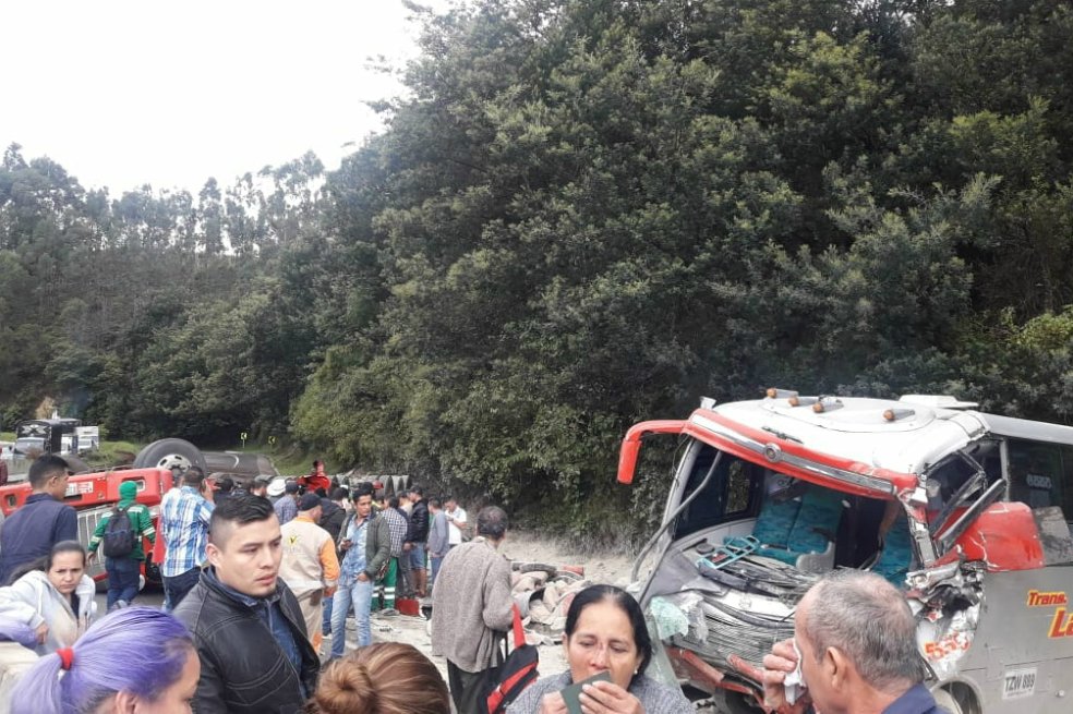 elespectador's tweet photo. 15 heridos por choque entre tractocamión y buseta en la vía Villeta- Bogotá.
https://t.co/zLyHjhvkSw https://t.co/A9l1kIBwol