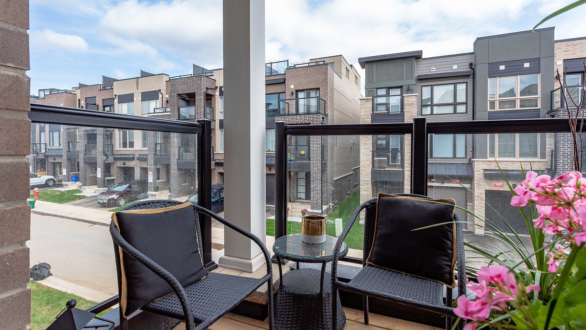 CoreAssetsRE's tweet image. Nestled in beautiful North Oakville, this end unit townhouse truly hits all of the marks. The #SimpleLife awaits you. More photos + details here: bit.ly/2P5enl4