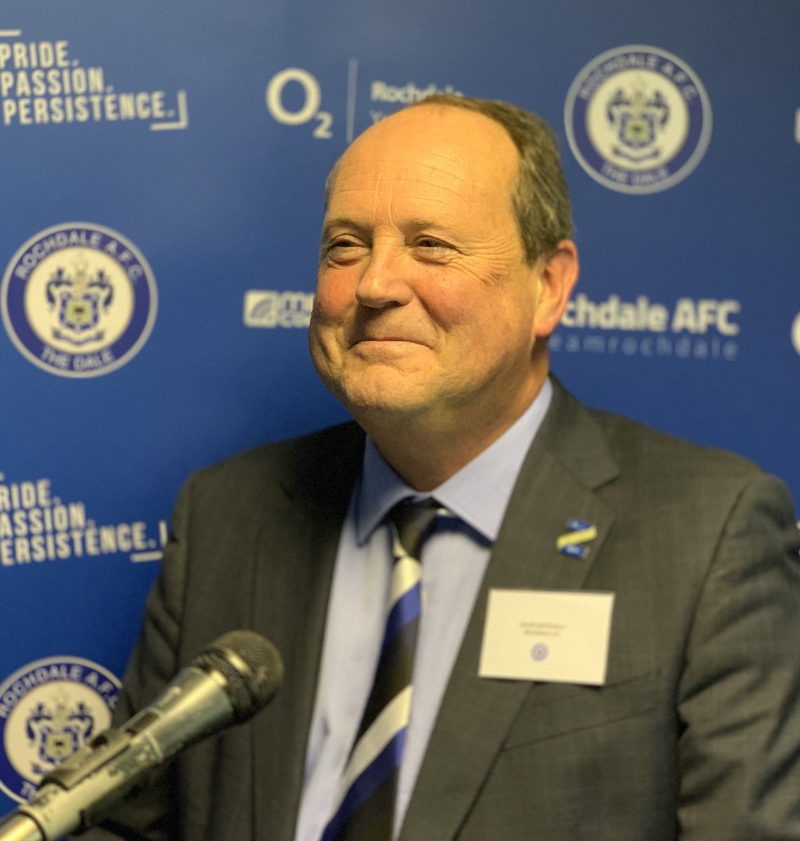 DannyMIDSimpson's tweet photo. The great David Bottomly kicks @officiallydale #Business networking evening off showing passion as the #teamofthetown supports #localbusinesses join together and do more proud to support with @MIDCommsUK @mbarrow1 @RichardCaineMID #O2Open #whyo2 https://t.co/qJ1UQqpEbN