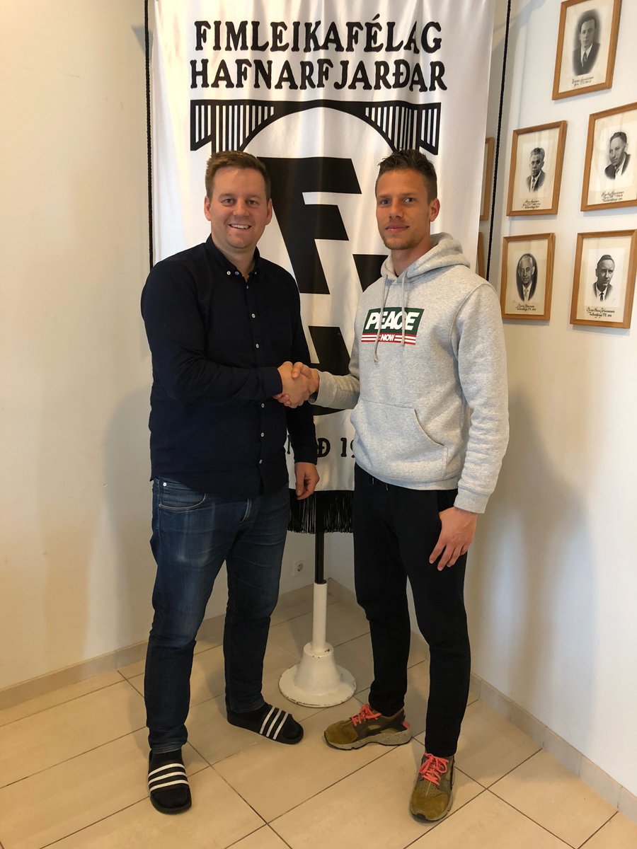 Gleðifréttir fyrir okkur FH-inga. Cédric D'Ulivo skrifaði í dag undir nýjan samning við FH sem gildir út tímabilið 2019. #ViðerumFH #fotboltinet