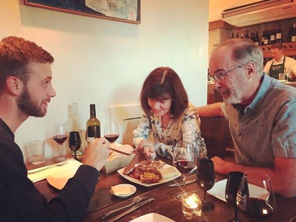 Enjoying the French food is all about the experience for all your senses and sharing it with your family and friends makes it unforgettable! 

📸: rachelfez30