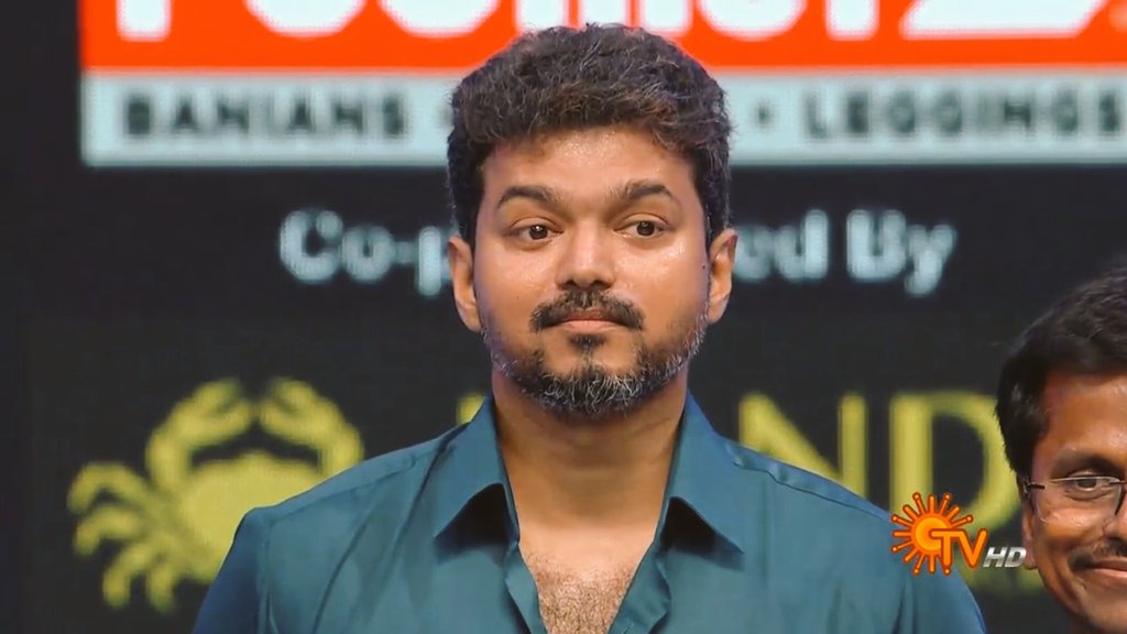 KollywoodCinima's tweet photo. #SarkarAudioLaunch

வெற்றிக்காக எவ்வளவு வேணாலும் உழைக்காலாம் ஆனா இவன் வெற்றி அடைய கூடாது ஒரு கூட்டம் உழைச்சிட்டு இருக்கு

எல்லாரும் தேர்தல்ல நின்னுட்டு சர்க்கார் அமைப்பாங்க 🤘🏻

நாங்க சர்கார் அமைச்சுட்டு தேர்தல்ல சந்திக்கிறோம், படம் பாத்து ஓட்டு போடுங்க

#Thalapathy #Vijay https://t.co/ihxdJHmIc7