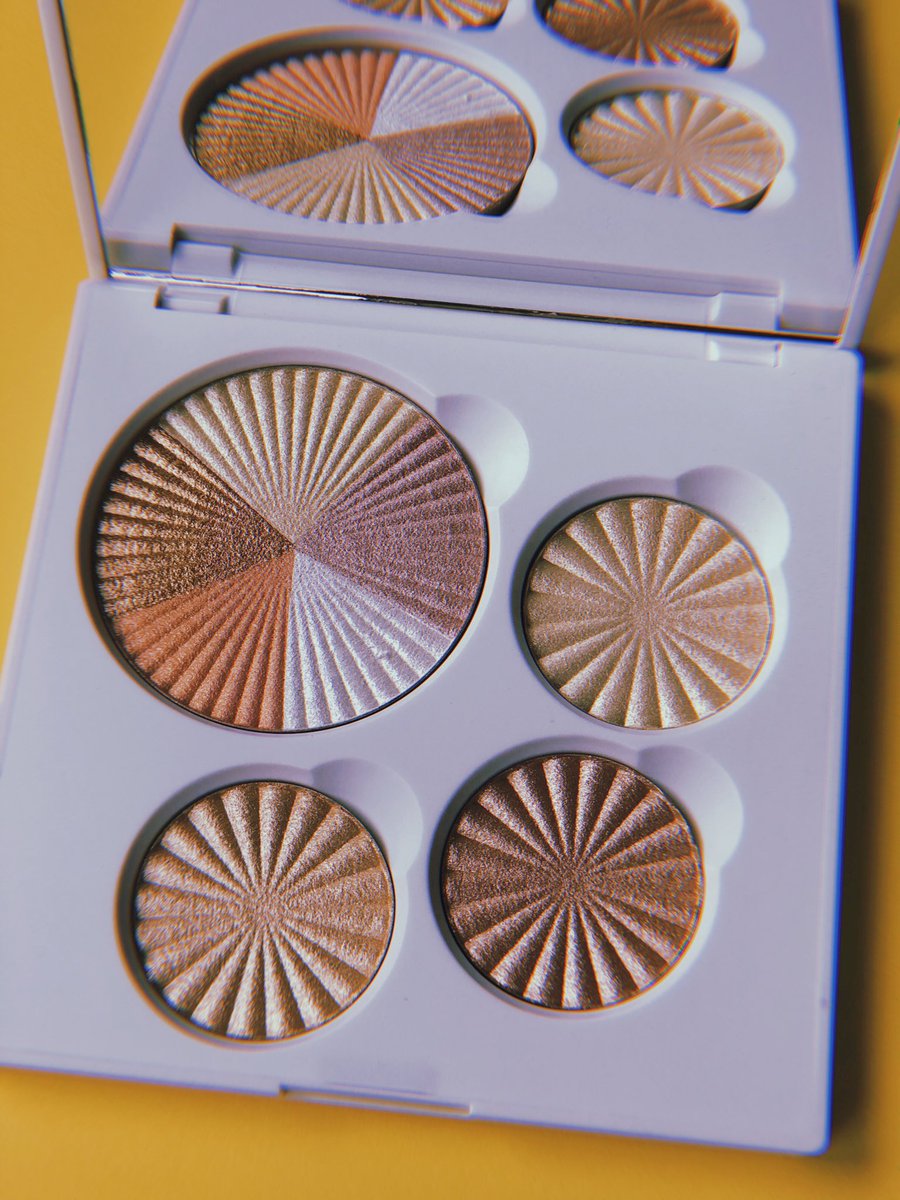 OFRACosmetics's tweet photo. GIVEAWAY ALERT 🚨 
2 lucky winners will take home our Glow Up Palette! 🙌🏻

Follow + RT this to enter. Winners will be chosen today at 4 PM EST. 

Good luck Beauties 😉✨ #ofragiveaway https://t.co/FZ5FWzYlMI