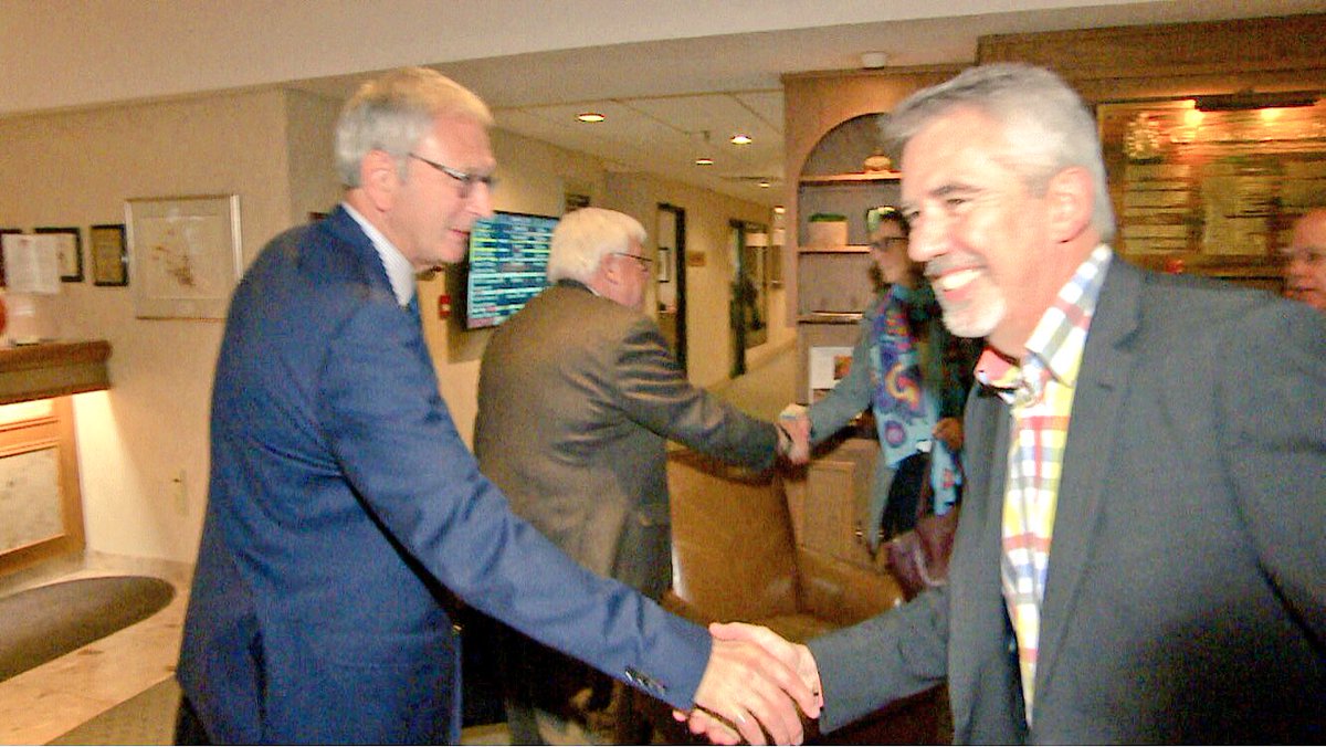 NSteinbach_RC's tweet photo. Et voici Cyrille Simard à son arrivée au Fredericton Inn pour la rencontre entre les verts et les progressites-conservateurs. #icinb #elexnb https://t.co/eRzHWAvWh5