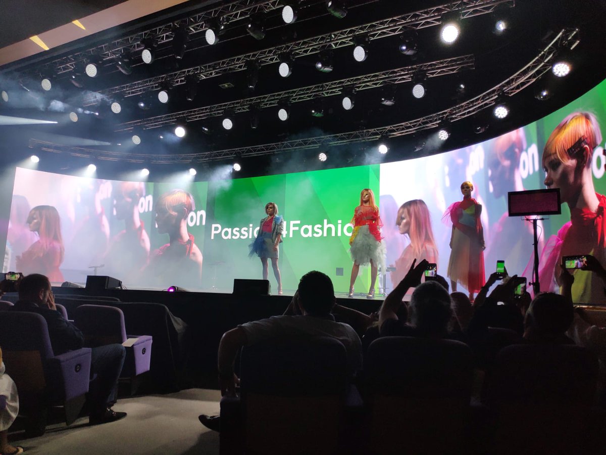 framesies's tweet photo. Final de la primera jornada del #FramesiInternationalCongress2018
Hoy pudimos disfrutar de los espectaculares trabajos de peluquería de Antonio Tufano Concept, PASSION 4 FASHION, Mixart Diffusion y Hairevolution.
¡Síguenos, no te pierdas nada de este gran espectáculo!
#framesies https://t.co/bxLTNGcVBK