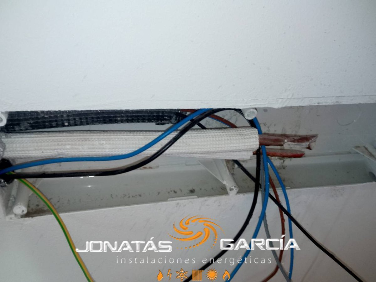 jonatasing's tweet image. #instalación máquina de #aireacondicionado #Daikin para el dormitorio de una vivienda #Marbella. Nosotros llevamos a cabo la #climatización de tu hogar. También la venta e instalación de #sistemascalefacción que comenzaremos a utilizar con la llegada del frío. 654068159 #Málaga