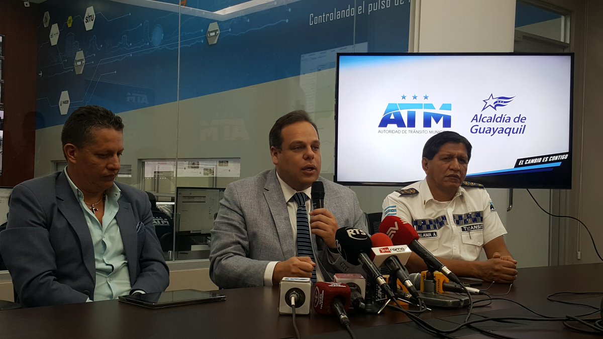 ATMGuayaquil's tweet photo. Gerente General de la ATM, @andresroche: "Cuando iniciamos el sistema de monitoreo, existían 15.000 infracciones diarias, pero luego de socializar y concientizar al transportista alrededor de 3 meses, dieron resultados bajando de 15.000 a 8 infracciones diarias". https://t.co/VNjS4cbfyF