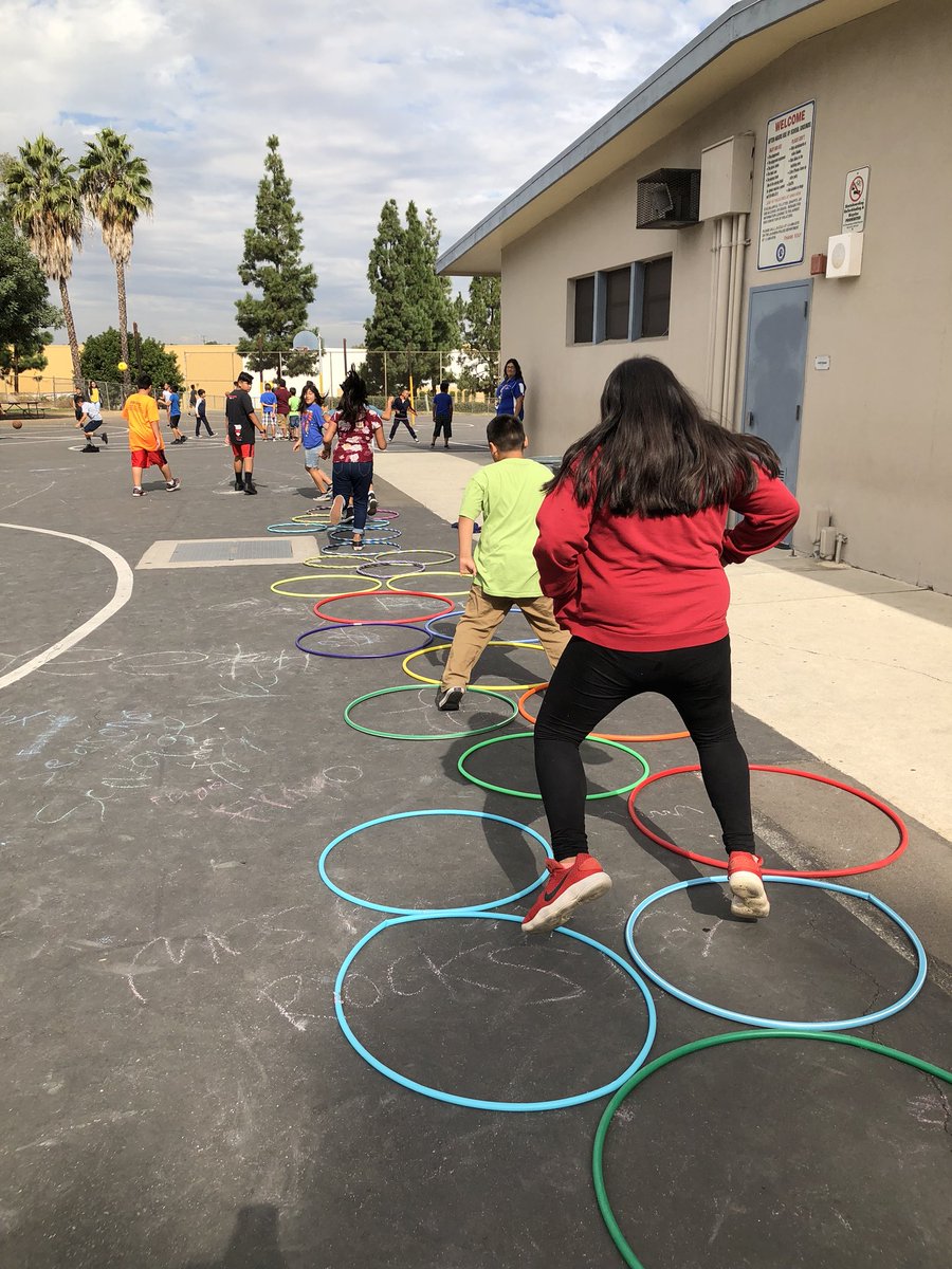 laspositaslions's tweet image. Ss @laspositaslions designing their own creative hopscotch! #lhcsd #recessfun #healthylifestyle