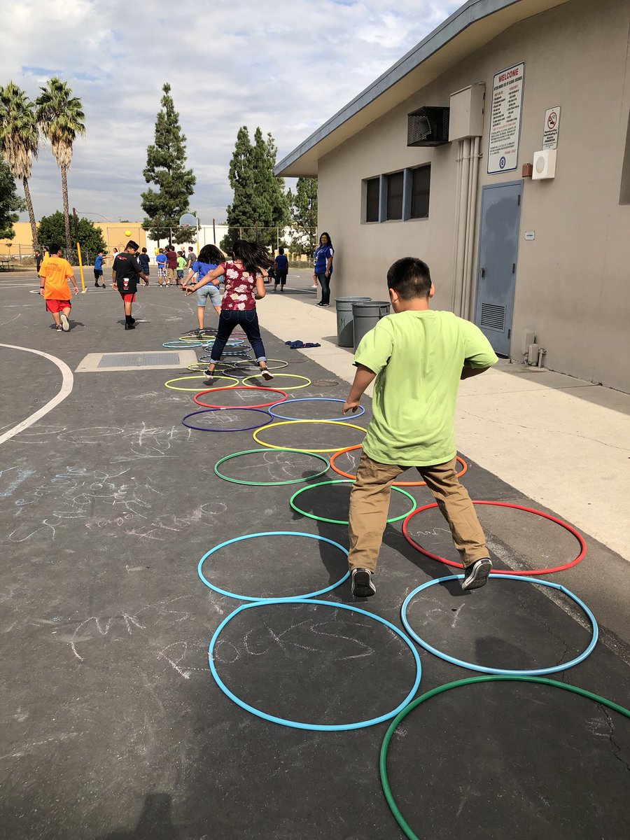 laspositaslions's tweet image. Ss @laspositaslions designing their own creative hopscotch! #lhcsd #recessfun #healthylifestyle