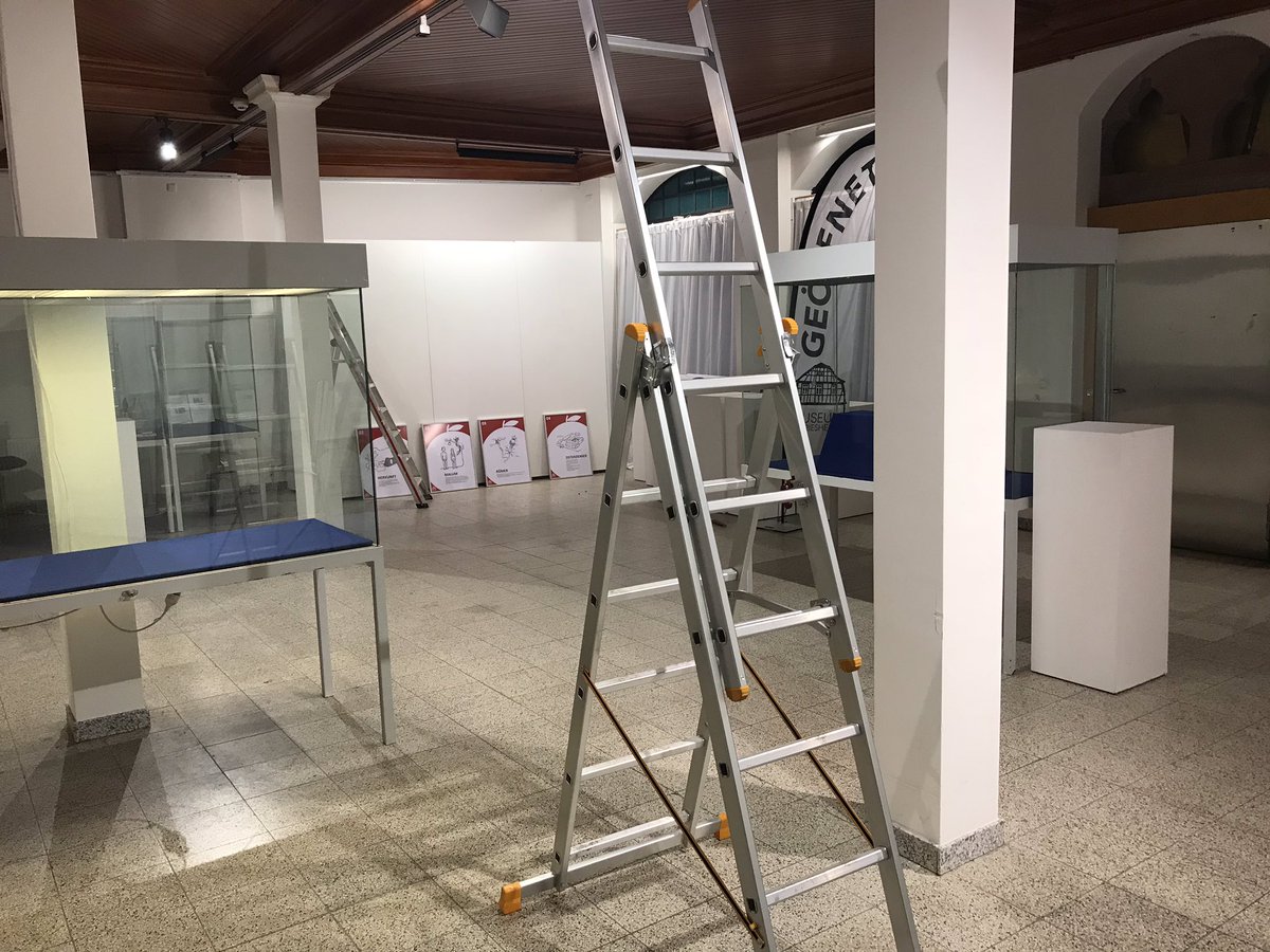 MuseumGriesheim's tweet photo. Am Vorabend des #TagderDeutschenEinheit wird die Ausstellung #Apfelwein des @MuseumGriesheim und #Bienen der #Imker vorbereitet. Die #Ausstellung ist am #Sonntag den 7.10. von 11-17 Uhr geöffnet! Es gibt auch mehrere #Führungen https://t.co/dCPS5oTMXZ