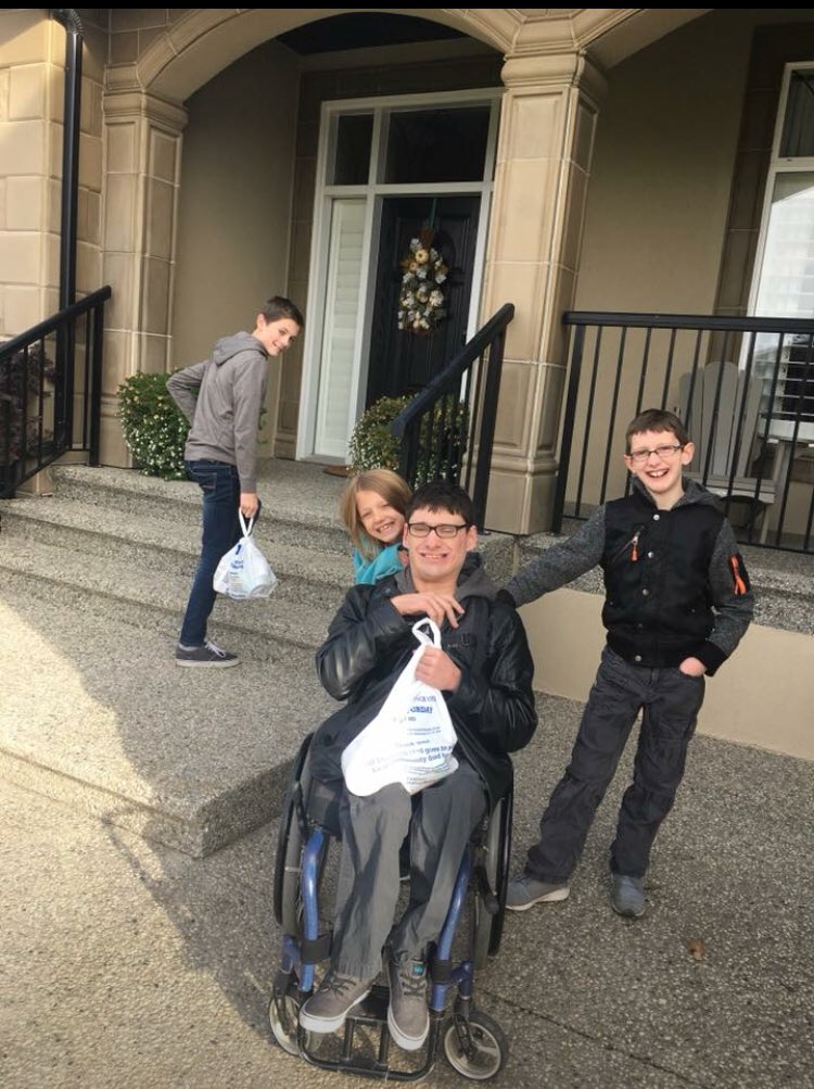 LatterPark's tweet photo. The #albertafooddrive was a great opportunity for families to work together and have some fun.#shpk #strathco #familytime https://t.co/WATNVBPYOb