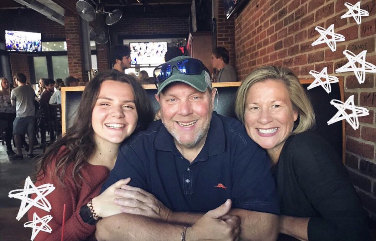 OhioUPiPhi's tweet photo. Nothing better than getting to spend the weekend with our parents in our favorite town! Parents Weekend 2018 was one for the books 🌟❤️ #PiPhi #OhioAlpha https://t.co/xKk4qgiRiq