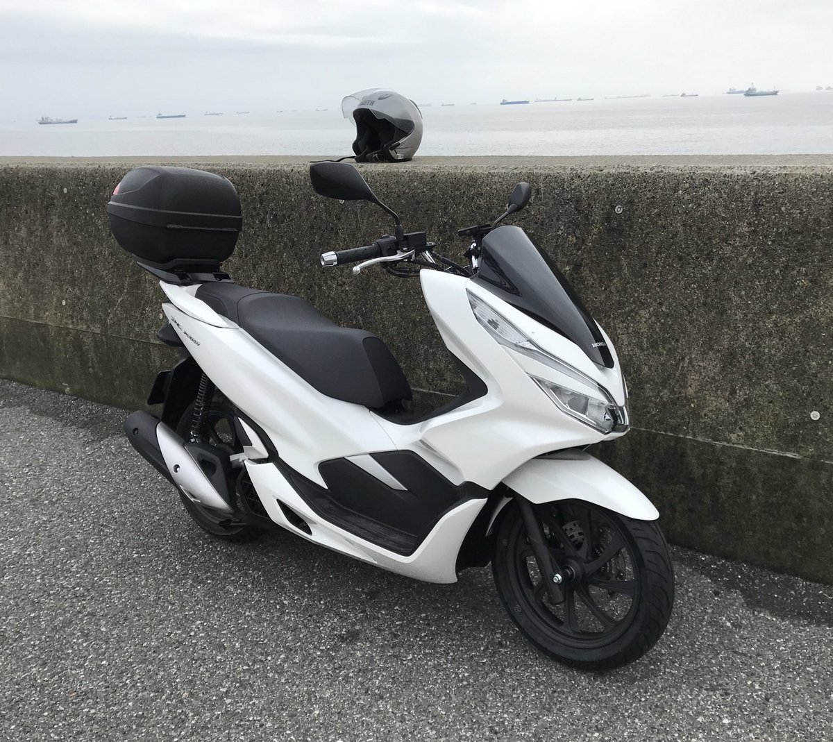 Twitter पर Masato599 新 入船の関西人号 デビュー ロッドホルダー付けたいと嫁に言ったら 瞬殺却下 脱着可能式で検討中 Pcx 150 シーバス 管理釣り場