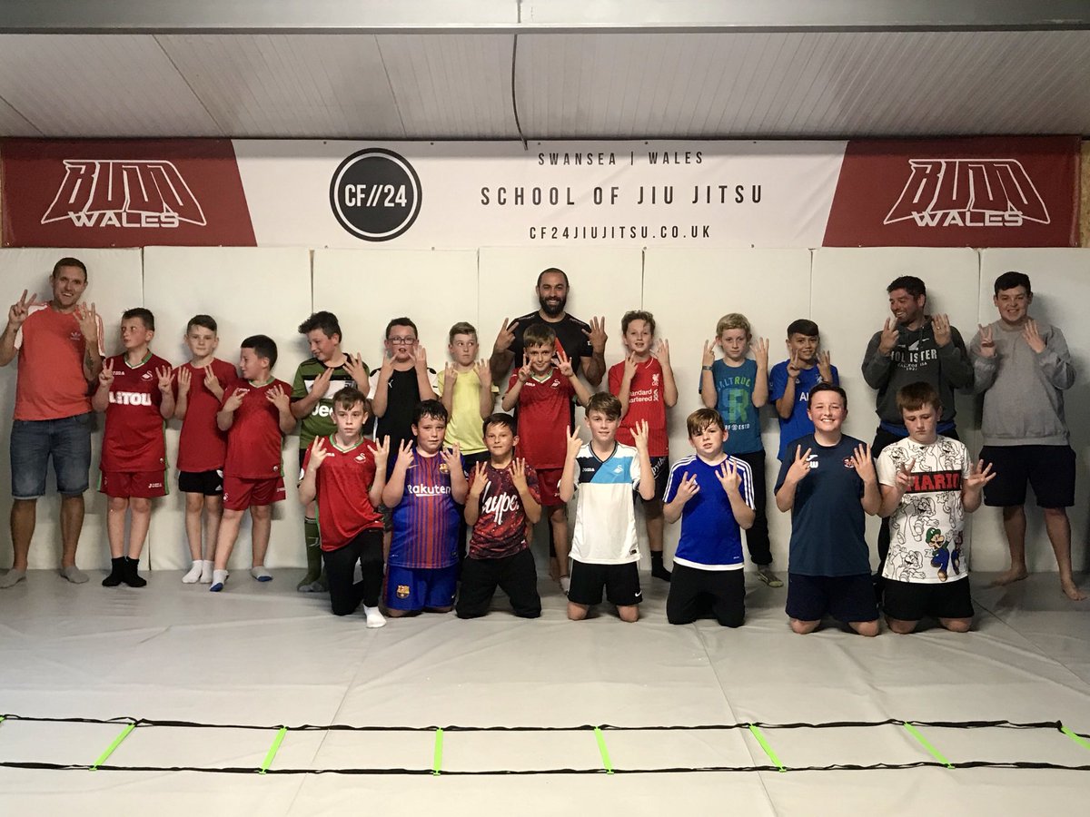 MaltstersJnrs's tweet photo. A massive thank you to @DinoGambatesa at @CF24mma for the MMA Cardio session with our U11’s &amp; U13’s tonight! Greatly beneficial and all the boys are looking forward to next week already! 

🔴🔵 https://t.co/GHcLzNQUNP