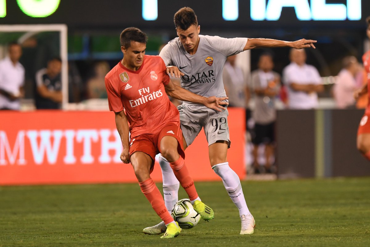 Reguilón pelea con El Shaarawy en pretemporada.