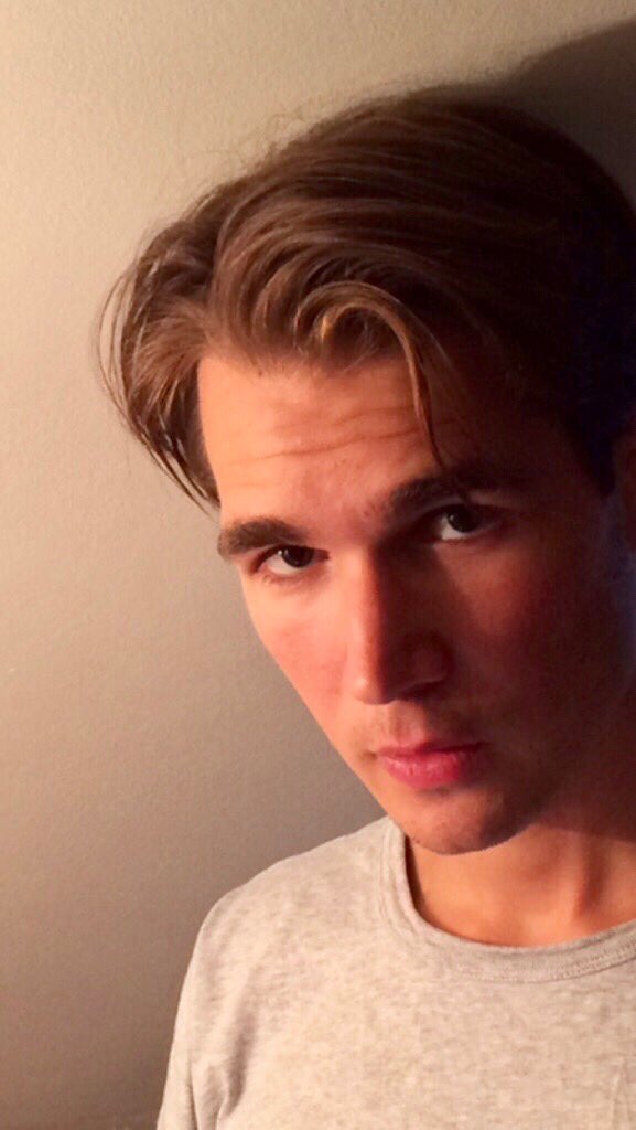 PascalNegre (@pascalnegre) on Twitter photo Si vous croisez ce jeune homme de 20 ans ,Sachez que son nom est #LÉONDEUTSCHMANN le troisième compositeur de l’album #Désobéissance de #MyleneFarmer ! #marredesfakenews Si vous croisez ce jeune homme de 20 ans ,Sachez que son nom est #LÉONDEUTSCHMANN le troisième compositeur de l’album #Désobéissance de #MyleneFarmer ! #marredesfakenews