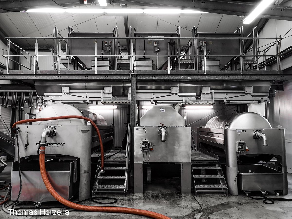 Thomas_Horzella's tweet photo. Impressionen aus dem Kelterhaus.
Zur Zeit läuft die Weinlese u.a. an der Mosel.

#Harvest #Weinlese #2018er #Winemaker #Winepress #Wein #Winery #Photography #Weinland #RheinlandPfalz #Deutschland https://t.co/UGk06ULa82