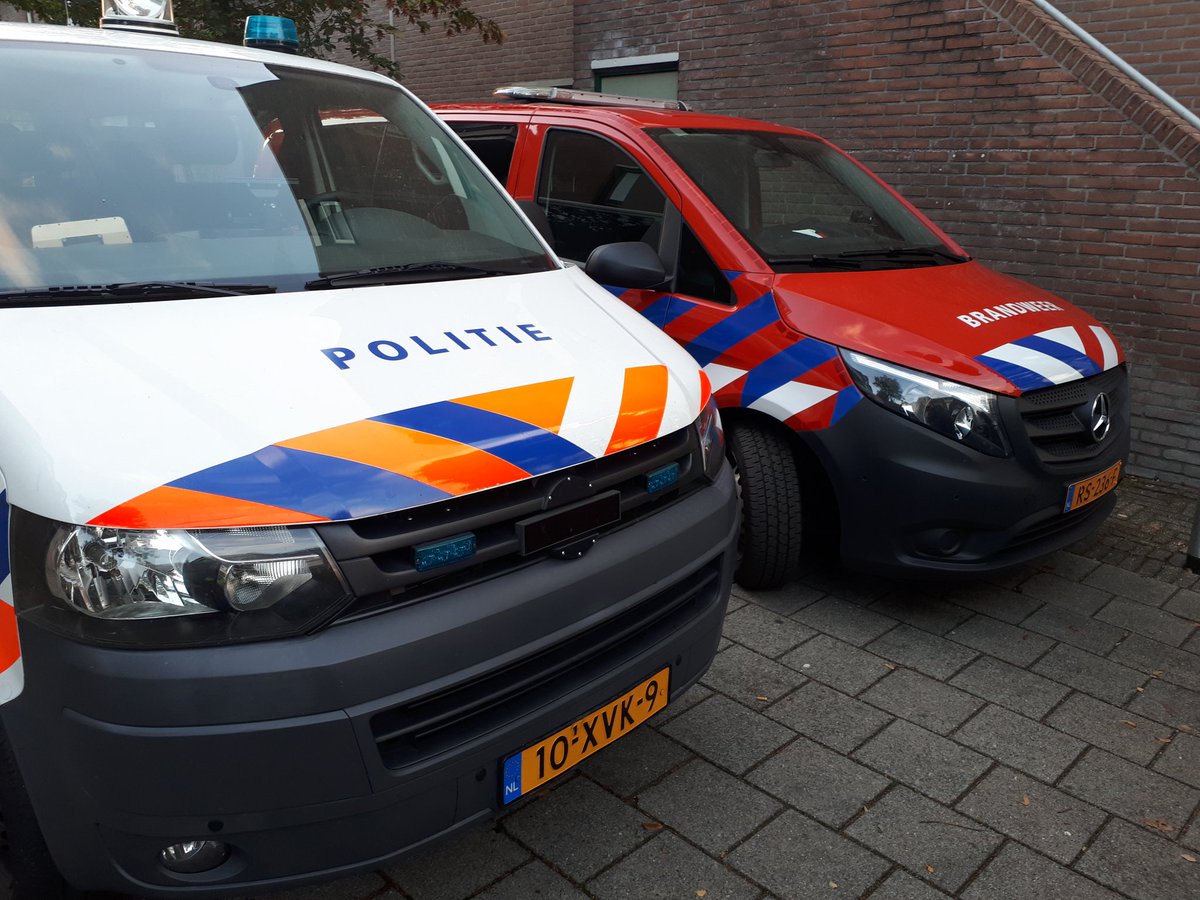 B_Visschedijk's tweet photo. Gesprekken #statafel  buurtbewoners #transburg @WijkBothoven #Enschede #leefbaarheid #veiligheid #vluchtwegen #openair met @BrandweerTwente @POL_Enschede en @Domijn @Gem_Enschede @danielledvries https://t.co/HmQbMZoX8J