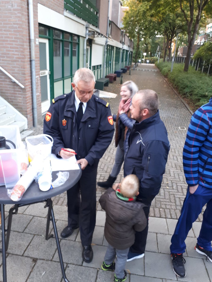 B_Visschedijk's tweet photo. Gesprekken #statafel  buurtbewoners #transburg @WijkBothoven #Enschede #leefbaarheid #veiligheid #vluchtwegen #openair met @BrandweerTwente @POL_Enschede en @Domijn @Gem_Enschede @danielledvries https://t.co/HmQbMZoX8J