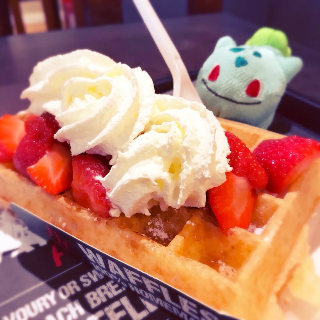 pktno's tweet photo. ベルギーなのでワッフル食べてあとどのサイトにものってる小便小僧とグランプラスとギャルリーサンチュベール🇧🇪 https://t.co/IxKuYaih08