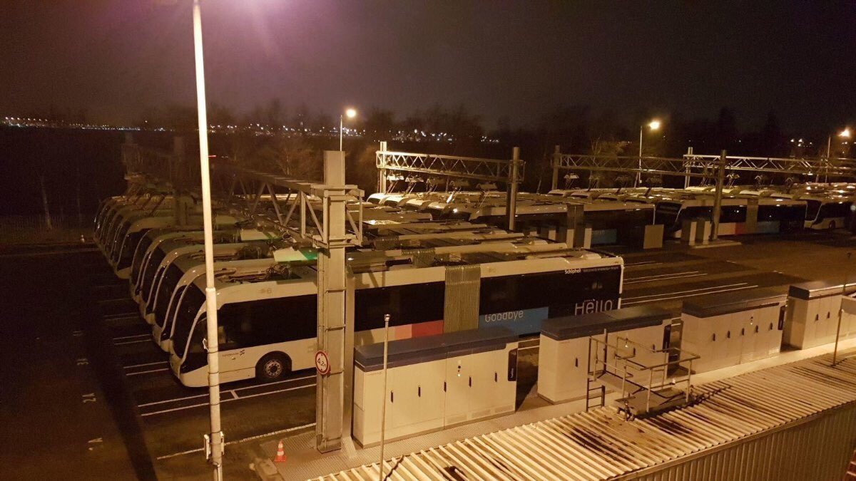 dakmiecik's tweet photo. #amsterdamschiphol nocą! Tak działa największa #13MW infrastruktura #ładowania transportu publicznego #smartchargingsystem @VDL_Groep @HelioxNL @eurbansystems #ebus #polskibus @_NEXITY @NCBR_pl @_PSPA @fppepl @rzedowska @MorawieckiM @oto_pv @BiznesAlert @TransInfo_pl https://t.co/7BIoAF4uNr
