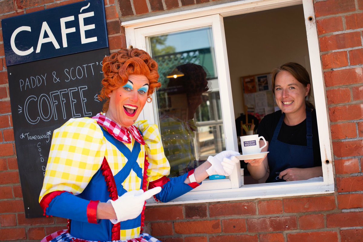 Dame Victoria Sponge enjoyed a loverly cuppa tea at <a href="/BecStationCafe/">Beccles Station Cafe</a> #panto #sleepingbeauty #pantomime #theatre #whatson #christmas #festive #beccles #suffolk #hesbehindyou