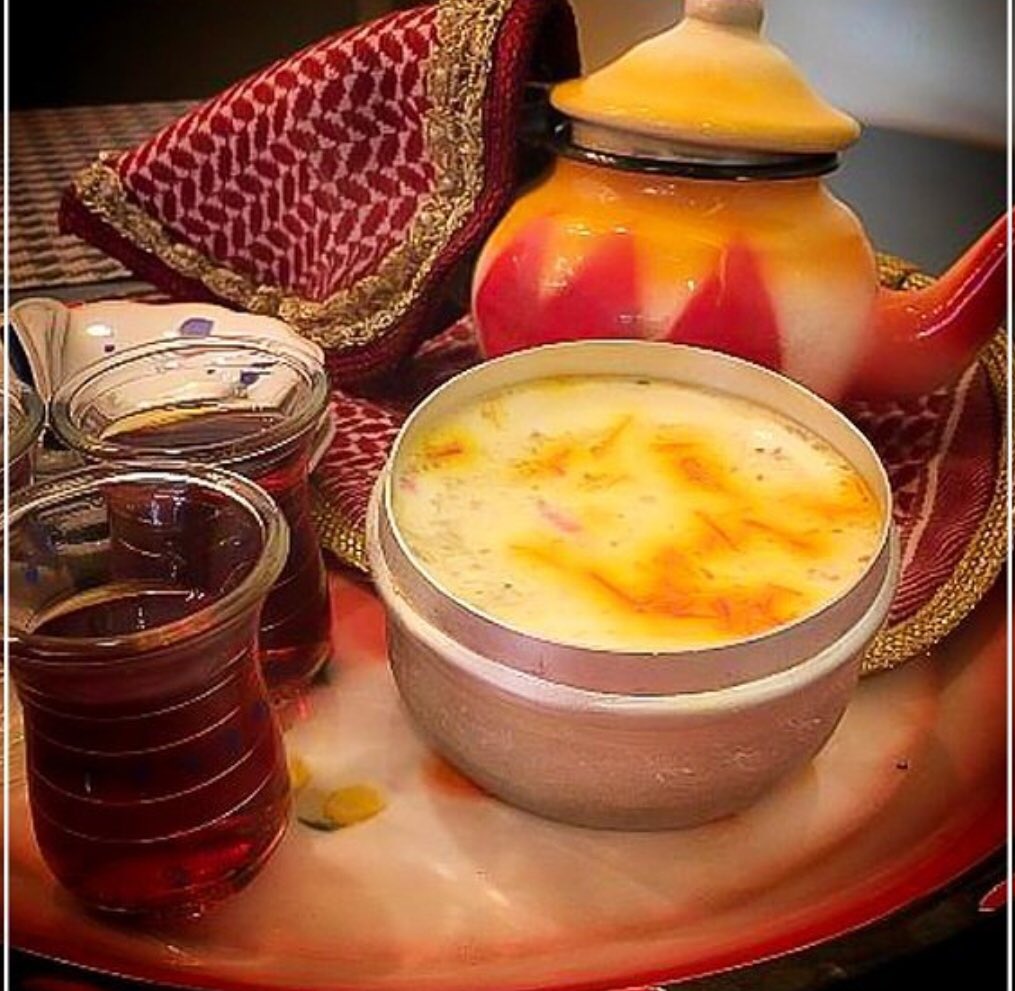 يامن بكلماته يتراقص الكون كله بعيني وأكاد أرى امطارا مملوءة فرح بكل ساعاتي 💜❤️مساء السكر