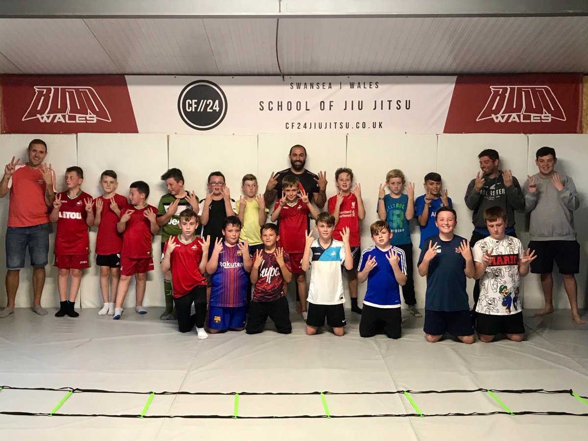 RyanPridmore's tweet photo. Great effort from the @MaltstersJnrs U11’s and U13’s doing MMA circuits at @CF24mma tonight 🙌🏻🙌🏻🙌🏻

Got beasted by the man himself @DinoGambatesa 👊🏻 https://t.co/7hdgWPiBDk