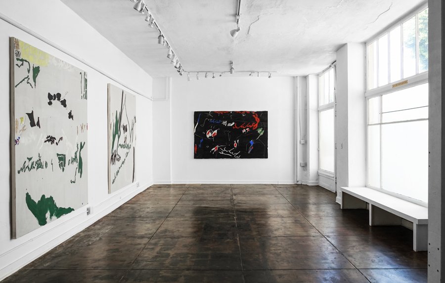 We reviewed Maysha Mohamedi's solo exhibition 'Oar Tatig' up now at Field Projects in Los Angeles, link in profile! Review by @Robo_Kirk #MayshaMohamedi #TheLodgeLA #LosAngelesGallery # #KatieKirk