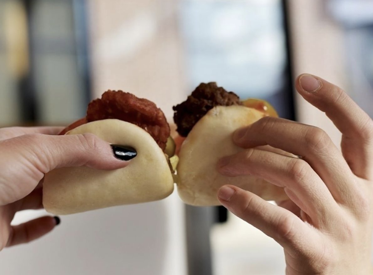 Noodle_Cat's tweet photo. happy hour means $2 steam buns 4-7 m-f. cheers to that and $1 off beer, booze, &amp; boba to boot. https://t.co/EyI9iGwNW0