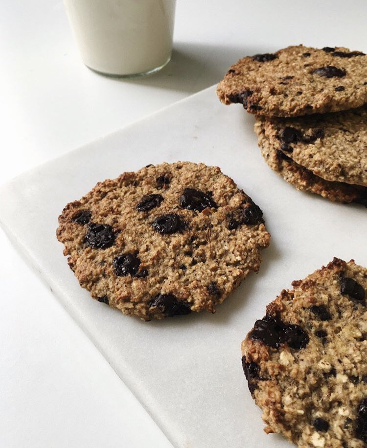 leanbodybros's tweet photo. 1 mashed ripe banana
1 egg
40g oats
25g almond flour 
Baking powder 
Pinch of salt
Cinnamon (optional)
Dark choc chips/ walnuts/ almonds/ what ever you want to add!
Preheat oven to 180
Mash the banana and mix egg and add oats, flour and baking powder and bake 13-15 mins 🙌🙌 https://t.co/3rx0VY1kCd
