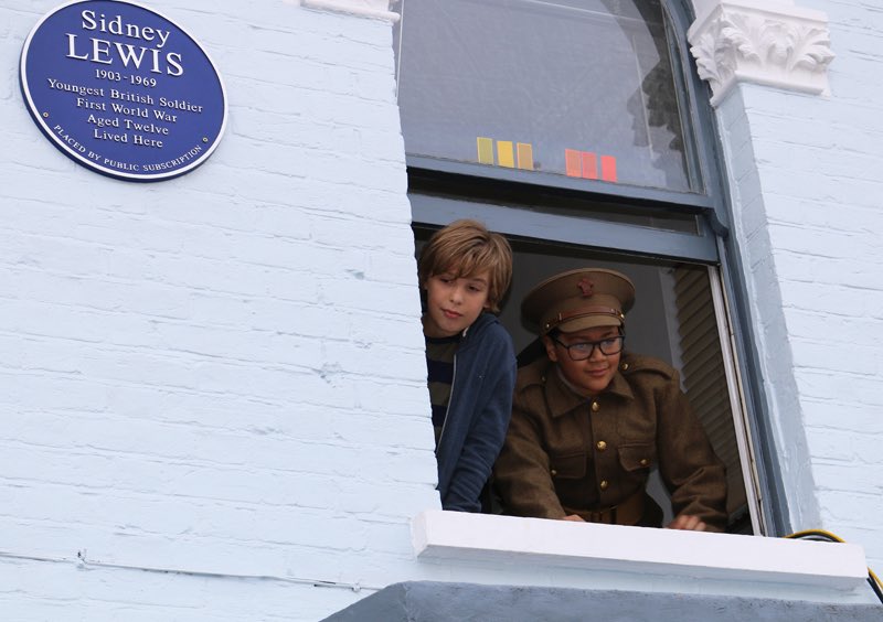 summerstown182's tweet photo. @JasonRosam @BBCRadioLondon @MikeReadUK @HomeStartWestmi @MatchstickPH @FayonTV Here’s our fabulous #Tooting blue plaque on the home of the youngest soldier to serve in the British Army in the First World War, twelve year old Sidney Lewis - a fantastic unveiling event was attended by 500 people & Sid is now firmly part of our Wandsworth history #SPUD182 https://t.co/aM4JPWd2fl