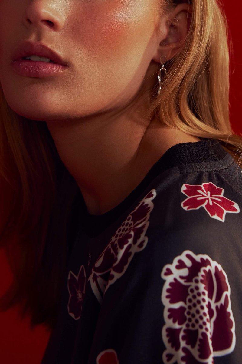 v_thesilkvault's tweet photo. WE ❤️ THIS BEAUTIFUL EDITORIAL by @nordicstylemag featuring our Foulard Silk Tunic in Passion Red. Thank you to so much🙏🏻 #editorial #luxuryaccessories #silktunic #silktshirt #silktop #silktee #silk #foulard #bandana #silkbandana #stockholm #model #thesilkvault https://t.co/9feNxsT2ET