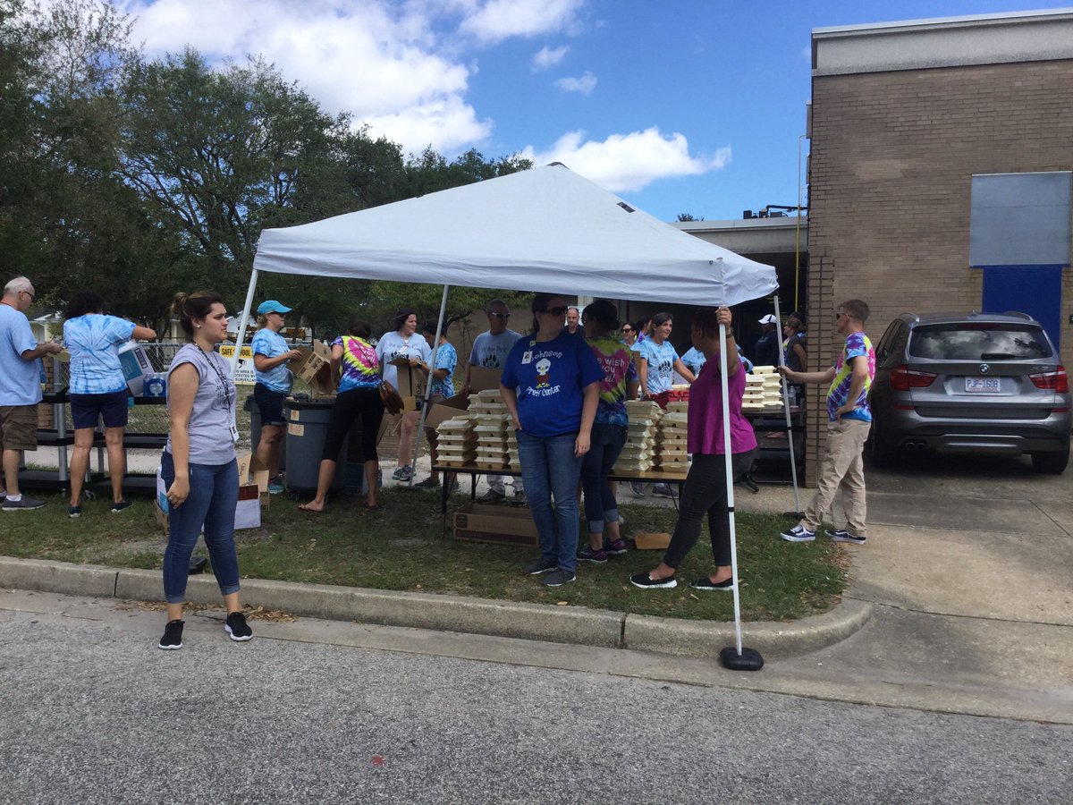 @PreHowe <a href="/Johnson_Eagles/">Johnson Pre-K Eagles</a> 
Joining together out in the community delivering meals ❤️ <a href="/christianne_may/">Christianne May</a> @EricPfirman @momsjems03