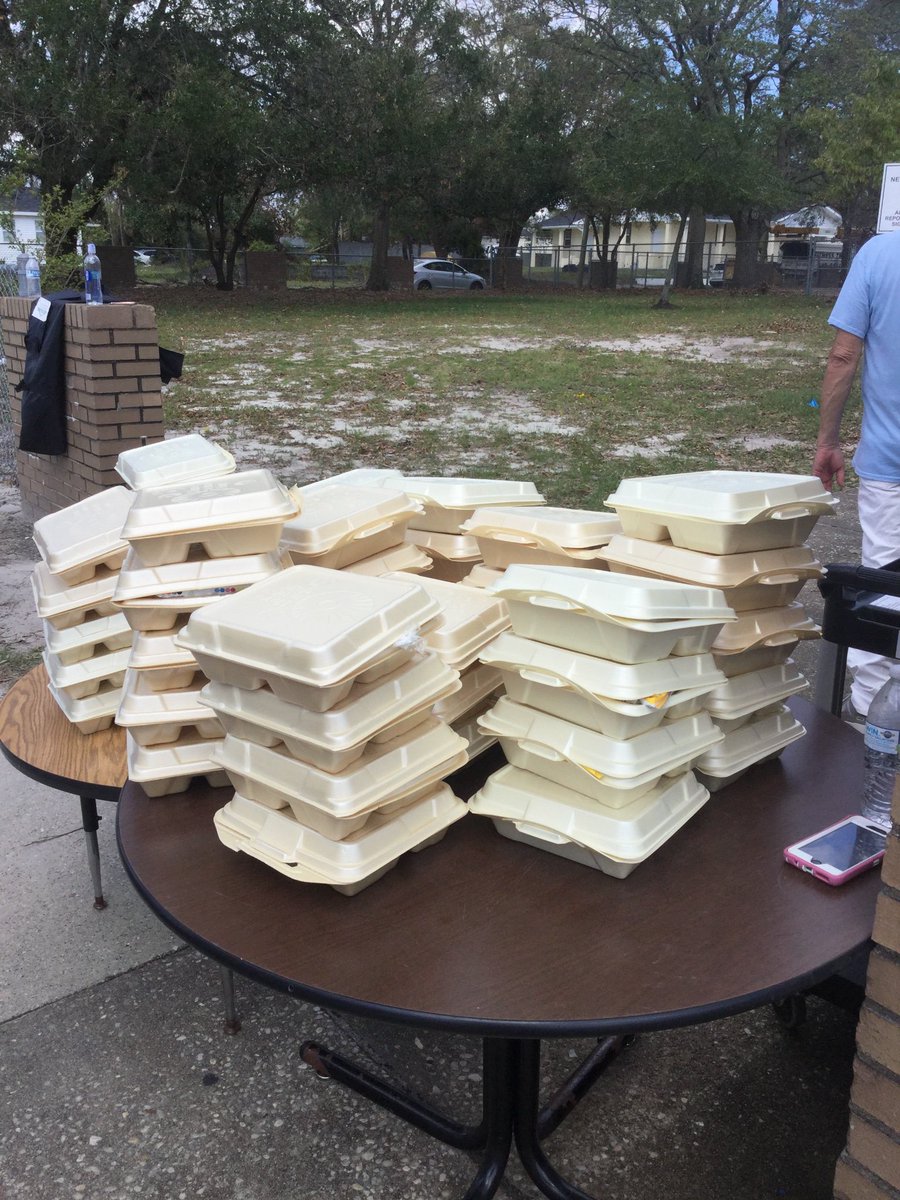 PreKHowe's tweet photo. @PreHowe @Johnson_Eagles 
Joining together out in the community delivering meals ❤️ @christianne_may @EricPfirman @momsjems03 https://t.co/o9PrWYhIf8