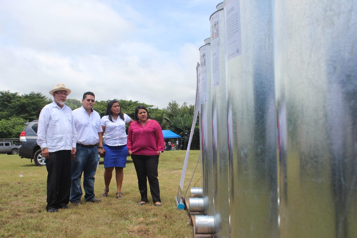 cristicornejo_'s tweet photo. Estamos en el caserío Los Lotes, Playa San Diego, municipio #LaLibertad.

Entregamos 59 silos metálicos a familias productoras, cada uno con capacidad de 18 quintales, con apoyo de @magelsalvador.

Como parte de las técnicas post cosecha para garantizar la #SeguridadAlimentaria. https://t.co/l9wRg7HZCC