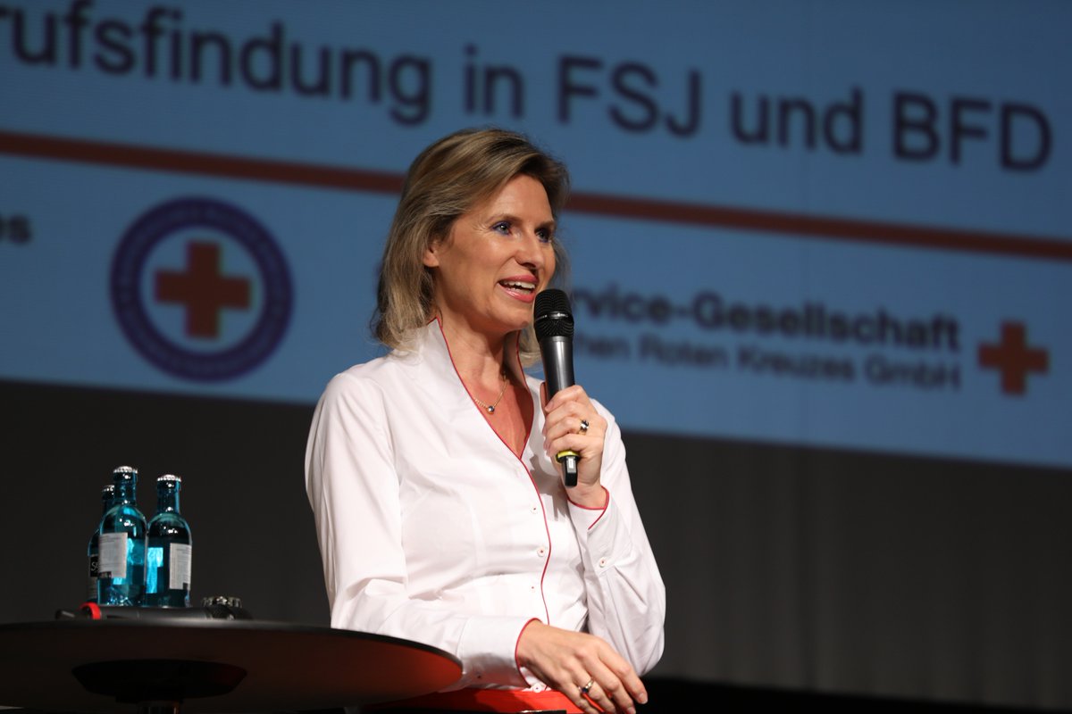 brkaktuell's tweet photo. ++ "Ab heute seid ihr ein großes Geschenk für das BRK" ++ Willkommen im Team! Der BRK #Starttag in der Stadthalle Fürth war auch dieses Jahr wieder zahlreich besucht und wir durften über 885 neue Auszubildende sehr herzlich willkommen heißen. >> https://t.co/D3pu235seG https://t.co/GbM7yoiXPd