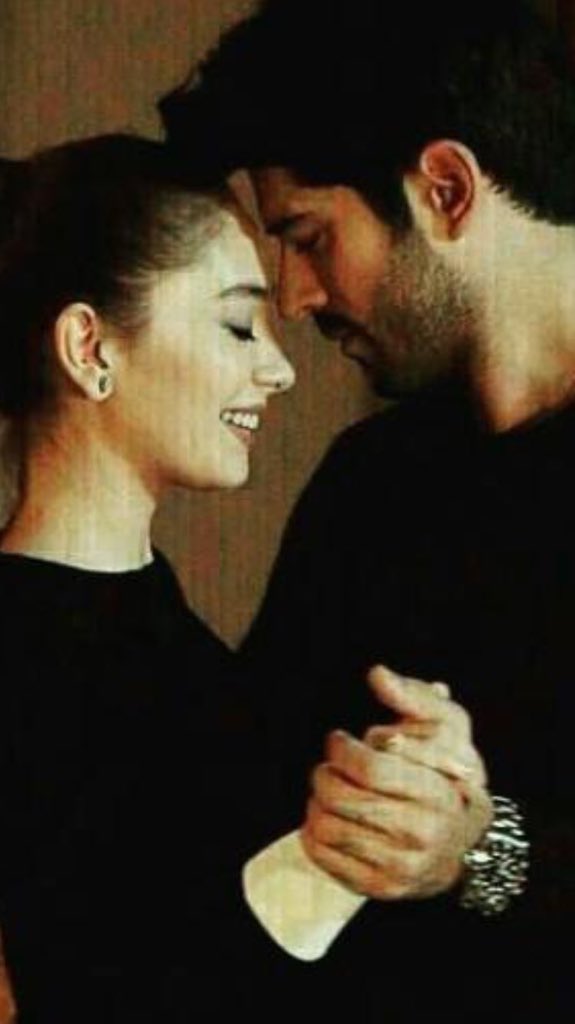 أيها الليلْ 
خُذنا إلى 
منازل المطر ،،
خبأنا تحت
جفن القمر ،،
أعصر لنا 
نبيذاً من 
بياض الفجر 
وأسّٓكر الحلم،،
دعنا نتدلى
فوق الغيم ،،
أمْطرنا شعراً 
وأملاء جيوبنا
بترانيم البحر ..