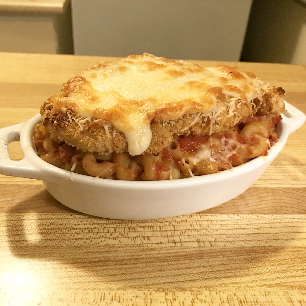 Want a fun and unique fusion dinner tonight? You'll love with this cheesy chicken parm mac and cheese! Homemade marinara sauce with crispy oven-baked chicken topped with lots of mozzarella!

RECIPE >> youtu.be/9r07zqh1Q5g

#recipeblog #RecipeOfTheDay #Cooking #foodblog #foodie