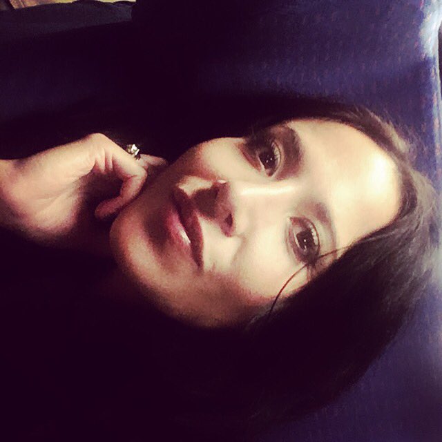 FABIENNE_CARAT's tweet photo. J-2 !!! #surscene #marseille au @LeQuaiduRire 🤗
Coucou du train 🚊 ça fait presque bizarre lol !!! Cette fois je vais à Marseille pour jouer au théâtre 🎭... pas pour tourner 🎥 #cestetrange 😂 #onewomanshow #caratour #sortiramarseille #lamourestdansleprêt #hate #hatedevousvoir https://t.co/0uslC8eYX6