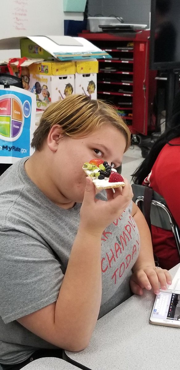 LSHEarlyChildEd's tweet photo. Seniors turn! Nutrition training from Bri @OhioStateLima extension partnering for the year! Seniors are making menus for their CDA credential #CT4Success #LSHCareerTech #LSHECE @LimaCitySchools https://t.co/WTSmgpvjvc