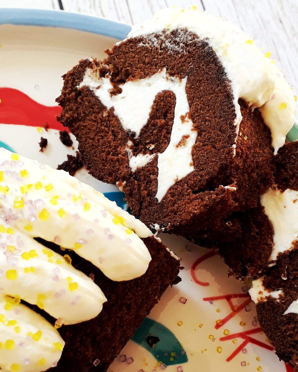 CakesbyNoah's tweet photo. @poppyscupcakes evening all 😁😁 #CupcakeHour #GBBO something from the weekend 😀 #glutenfree sticky ginger and @FoodThoughtsUK Chocolate #melts Swiss roll 😁 https://t.co/xspplcfM9V