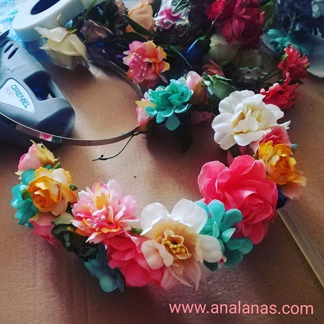 ana_lanas's tweet photo. Creando... Corona de flores 🌸💮🏵️🌺🌼
.
.
#artesania #hechoamano #hechoamanoconamor #flores #bodas #coronasdeflores #invitadaboda #invitadaperfecta #fiesta #complementosdeboda #tocado #diademas https://t.co/0fzBSVDLQk https://t.co/L14bEIHMom