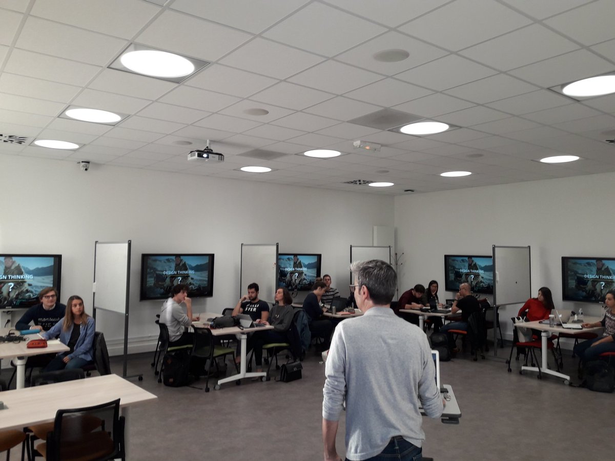 MathieuPERHIRIN's tweet photo. #disruptcampus #nantes cours de design thinking : persona. Avec @JFDubos #innovation #TransfoNum https://t.co/yjJZ9wYqHY