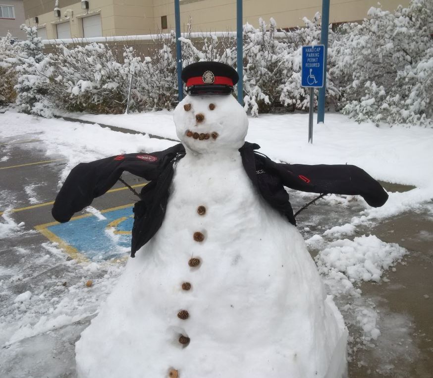CalgaryPolice's tweet photo. Our District 8 office has an unexpected visitor standing guard for the next couple of days. Name unknown? ☃️

#yycsnow #abstorm #yyc #calgary https://t.co/aJG19p1ljp