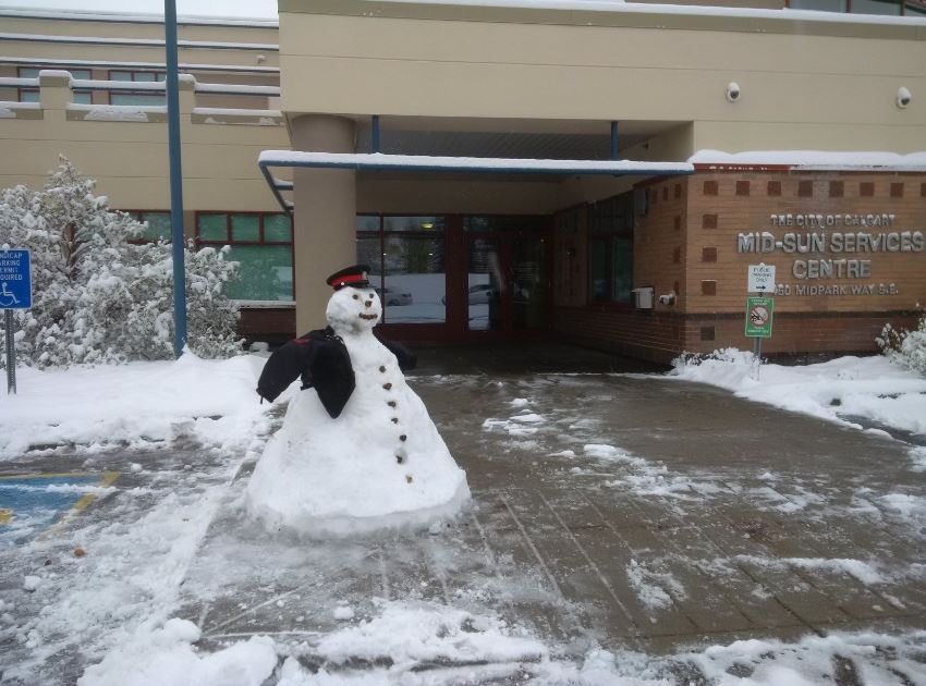 CalgaryPolice's tweet photo. Our District 8 office has an unexpected visitor standing guard for the next couple of days. Name unknown? ☃️

#yycsnow #abstorm #yyc #calgary https://t.co/aJG19p1ljp