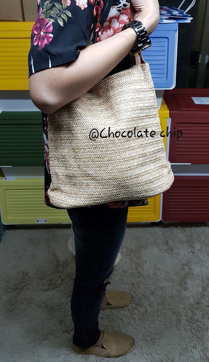 pearryaim's tweet photo. กระเป๋าสาน สินค้าเข้าแล้วค่ะ 
ถ่ายจากแสงไฟปกติ กล้องมือถือปกติ สวยมาก ร้อยกว่าบาท คุ้ม!!#แปรงแต่งหน้านำเข้า #ชั้นใส่เครื่องสำอางหมุนได้ #ชั้นอะคริลิค #ขนตาปลอม #เซ็ตแปรง #ราคาเบาๆ #ราคาถูก #พร้อมส่ง #กระเป๋าเครื่องสำอางค์ #Makeupbag #กระเป๋าสาน #กระเป๋าเกาหลี  #กระเป๋าอินดี้ https://t.co/UdFtDygJq3