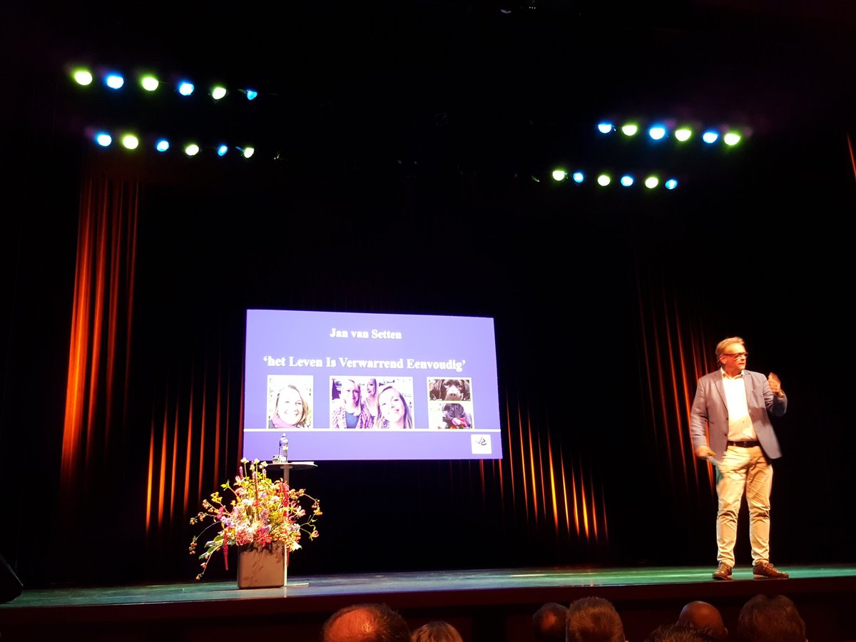 jannie_munnik's tweet photo. Symposium Happy business georganiseerd door @RaboNopUrk BAN en Junior Kamer @theatervoorhuys. Motiverende sprekers met voor de pauze @MarcoAarnink en nu verder met gedragsverbeteraar @janvansetten https://t.co/D2lw524c7x