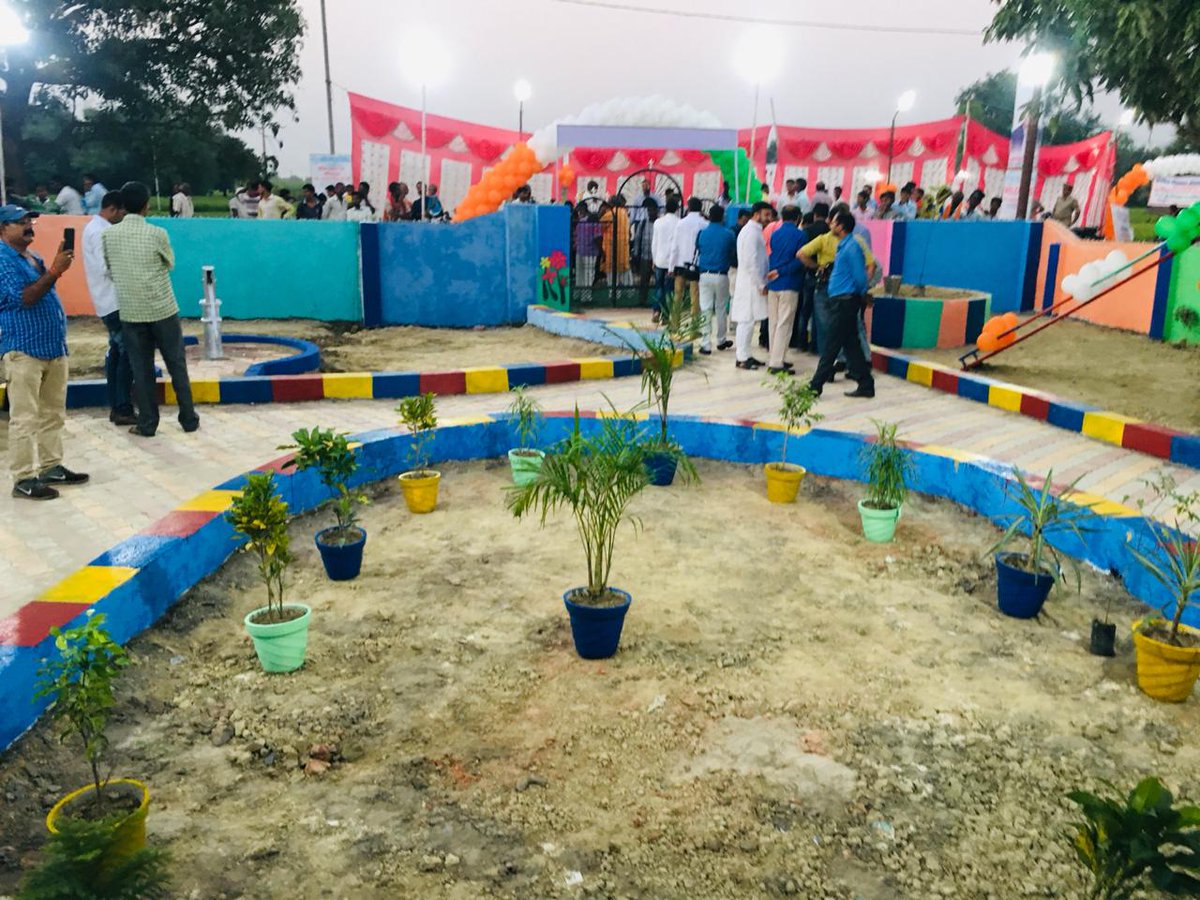 ConnectShivam's tweet photo. पहली तस्वीर को देखीये और उसके बाद बाकी तस्वीरों पर नज़र डालें । यह बदलाव @manojsinhabjp जी के प्रयास से ही सम्भव हो सका है । अब इस विद्यालय के बच्चे एक अच्छे वातावरण में शिक्षा प्राप्त कर सकेंगे । https://t.co/FttoFtVUNa