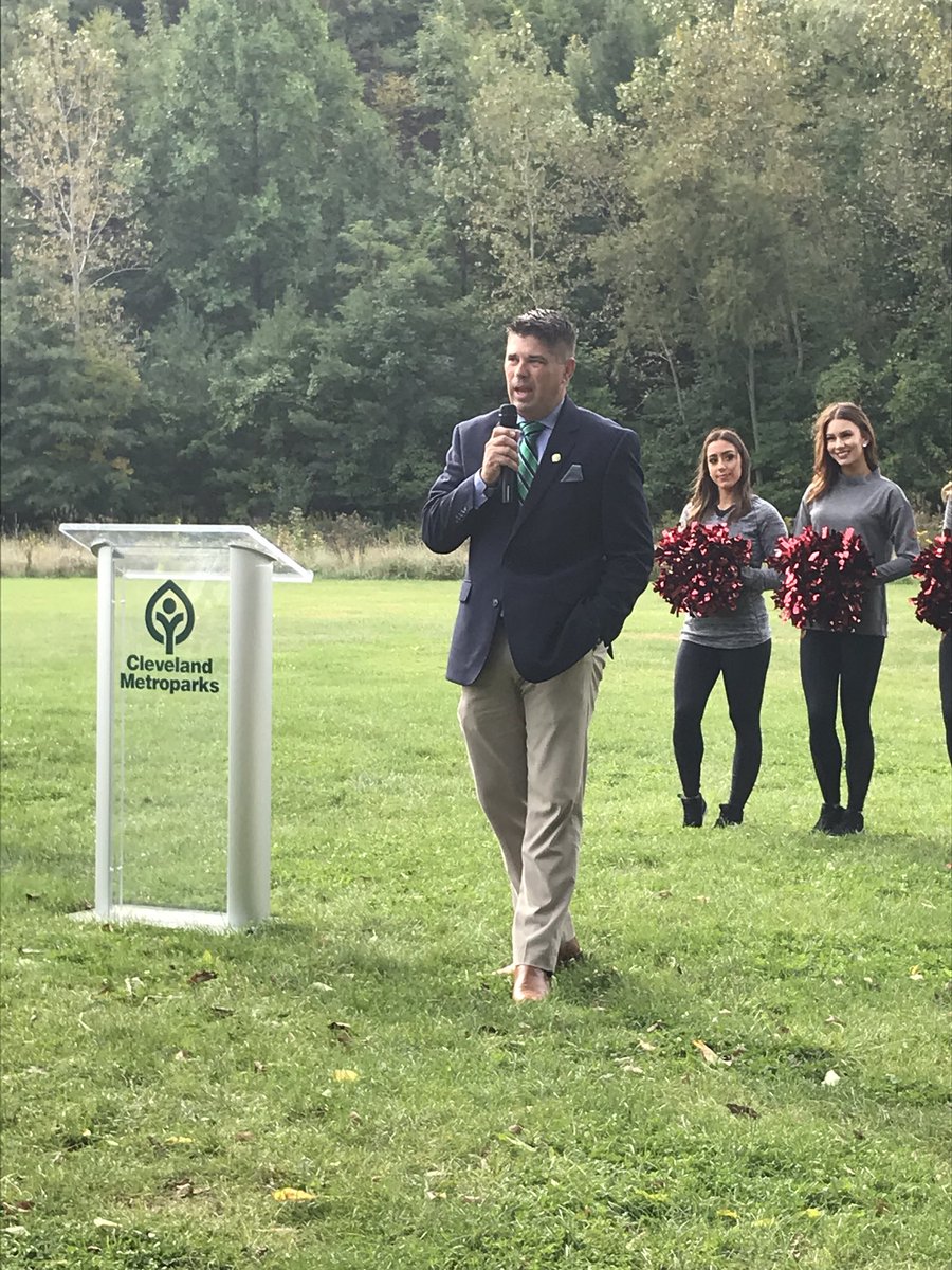 SweetBrooke13's tweet photo. What a fun day planting #Trees4Threes @clevemetroparks with @Cavs and @CLEMetroSchools Washington Park HS. Thank you @nicmb_1 Sandee Reid @DaveyTree, @CEO_CleMetParks &amp; our  @midwestmarkross #TeamPwC #CLETrees #PwContheMove #ThisIsCLE https://t.co/Wmfl9tRzz9